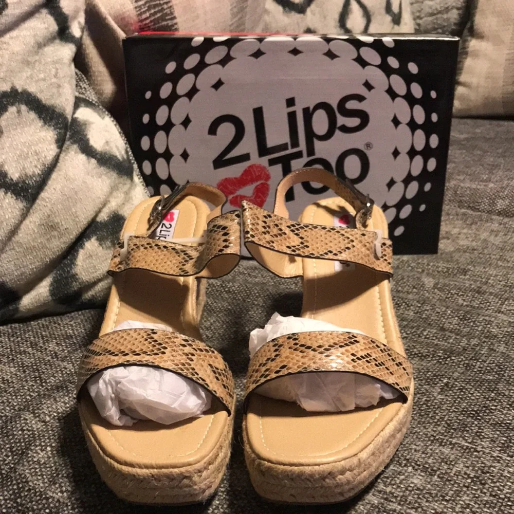 NWT Two Lips Too Beckie Wedges